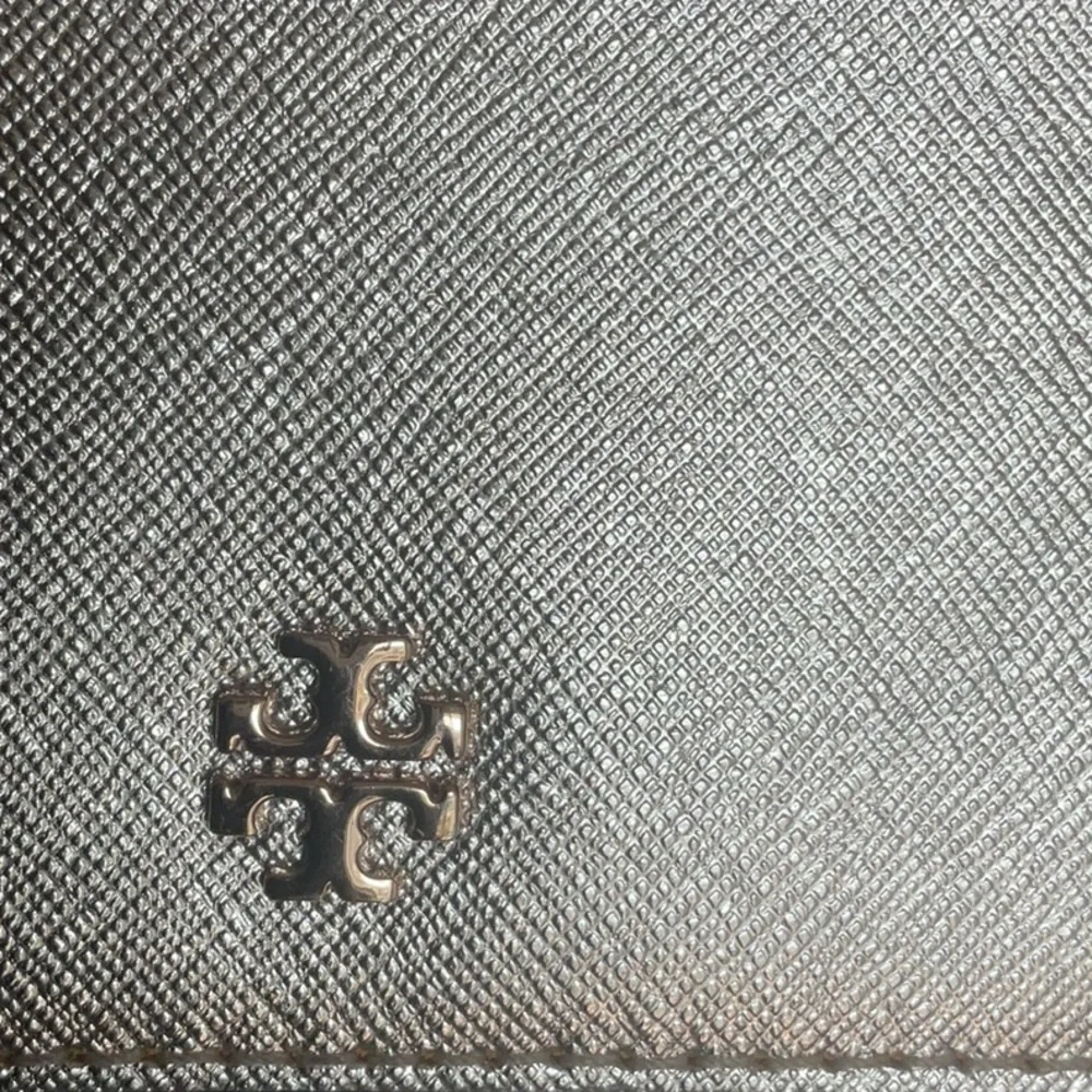 Tory Burch Emerson slim wristlet envelope in white gold - Picture 7 of 8